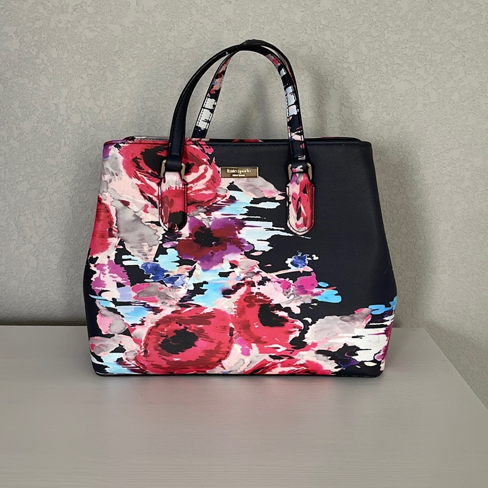Kate space hand bag, perfect for spring and summer! In great condition!